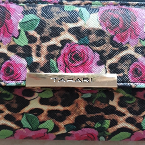 Tahari RFID pretty wristlet - Picture 5 of 14